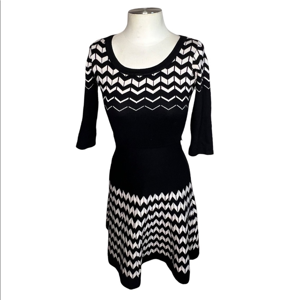 Gabby Skye Fit and Flare Dress Black Short Sleeves Size Small